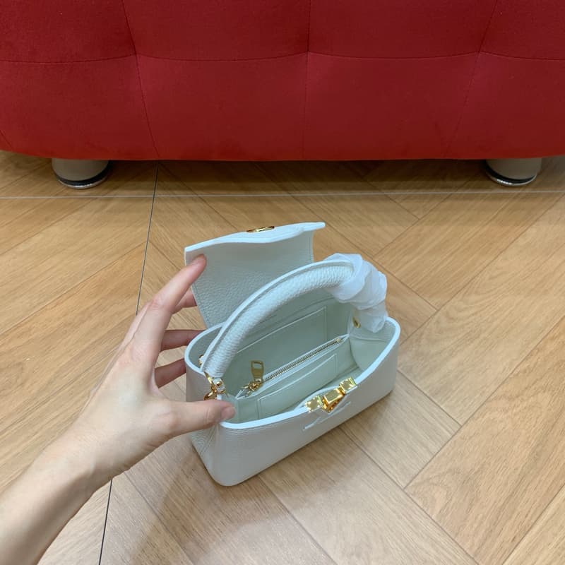 루이비통 미니 카퓌신 (화이트) 9