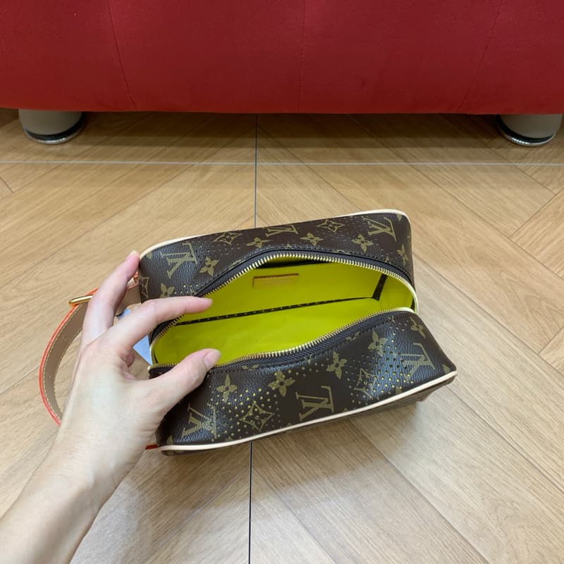 루이비통 도프킷 파우치 (모노그램 퍼포레이티드) 9