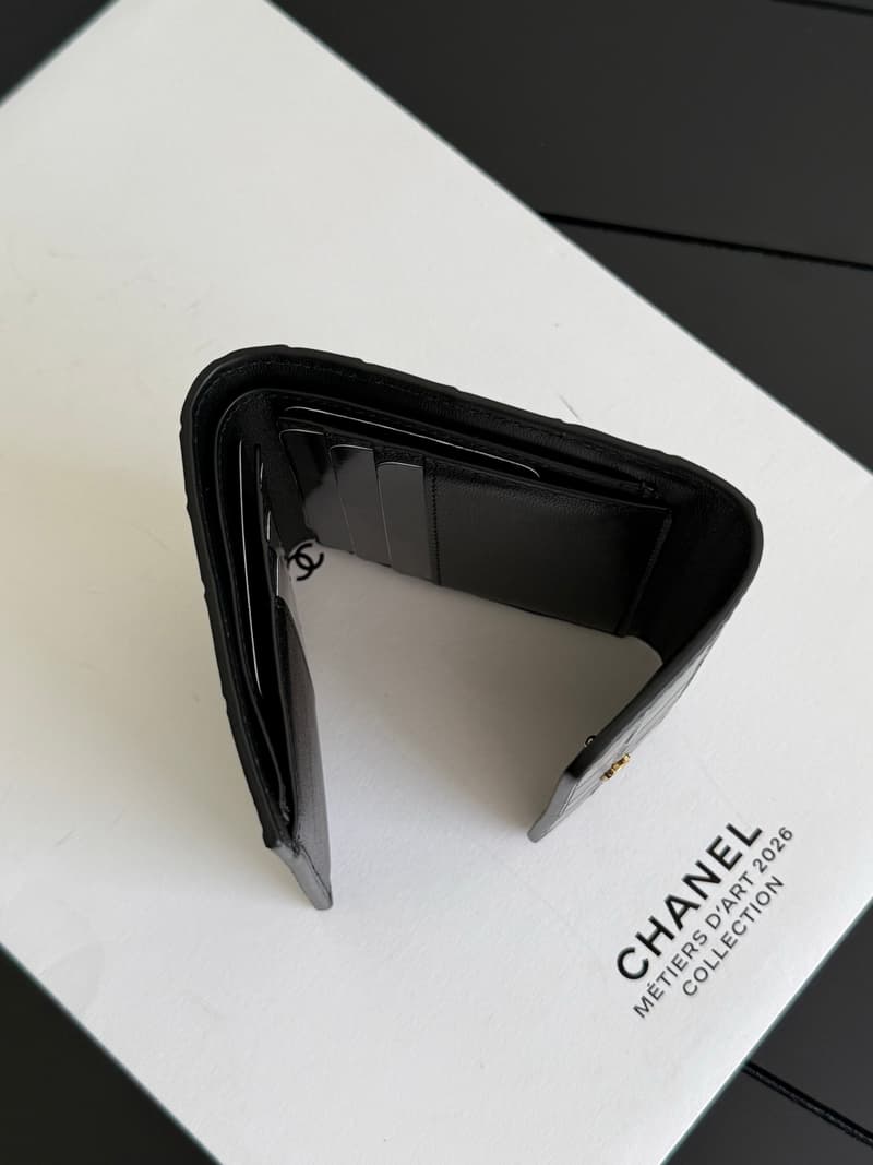 샤넬 메티에르 다르 압화 크로커다일 패턴 삼단 지갑 (블랙) 5