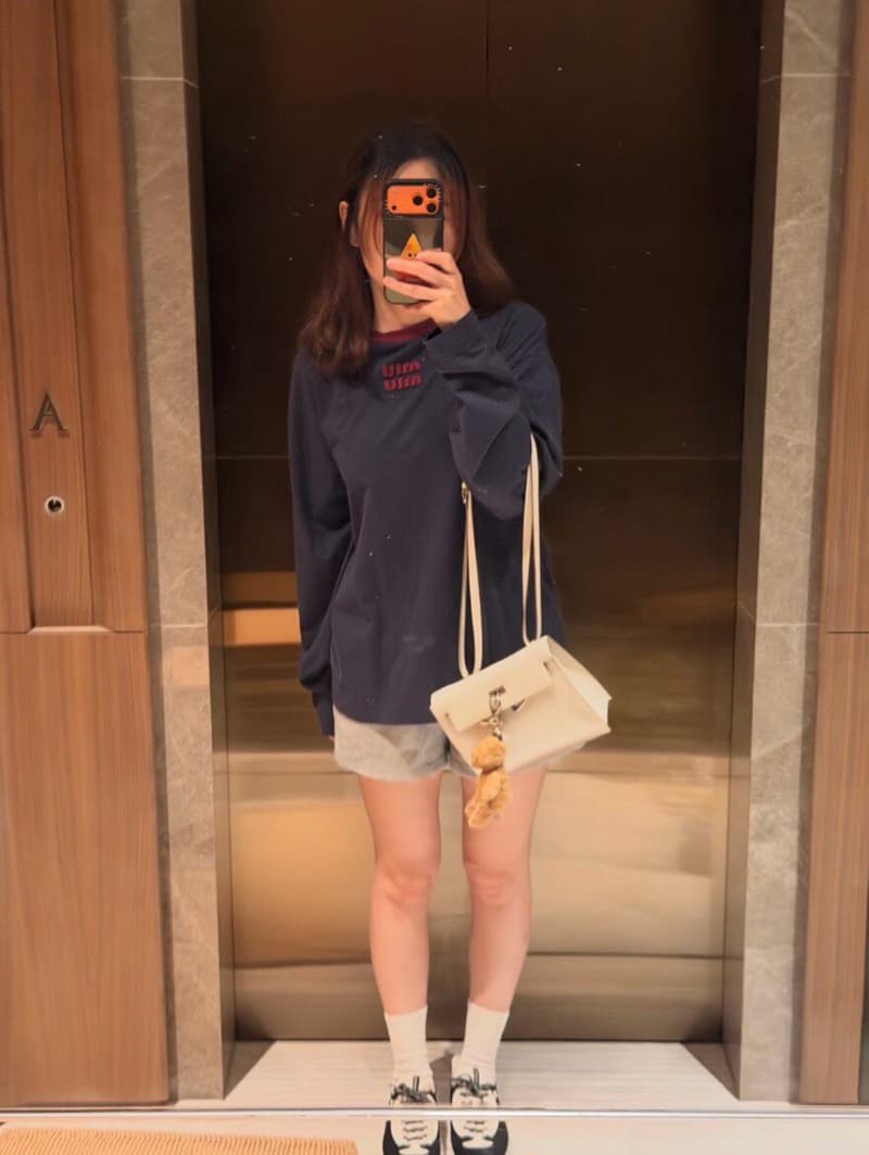 미우미우 배색 카라 로고 자수 긴팔 티셔츠 (네이비) 9