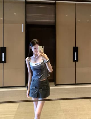 미우미우 그레이 배색 이중 스트랩 숏 조끼