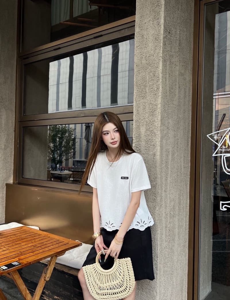 미우미우 하단 컷아웃 자수 반팔 티셔츠 9