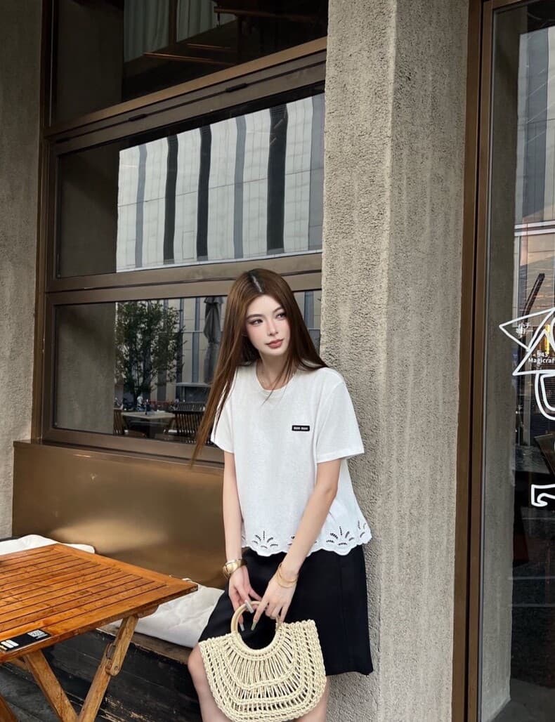 미우미우 하단 컷아웃 자수 반팔 티셔츠 10