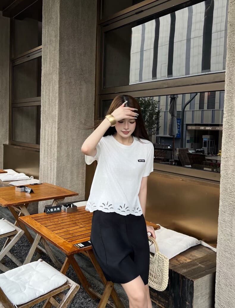 미우미우 하단 컷아웃 자수 반팔 티셔츠 14