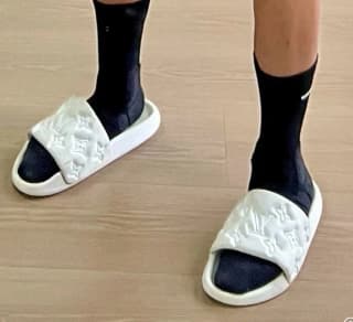 루이비통 모노그램 엠보싱 슬라이드 (화이트)