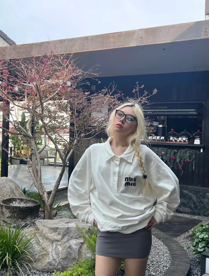 미우미우 하프 플라켓 노치카라 디스트레스드 후드티 6