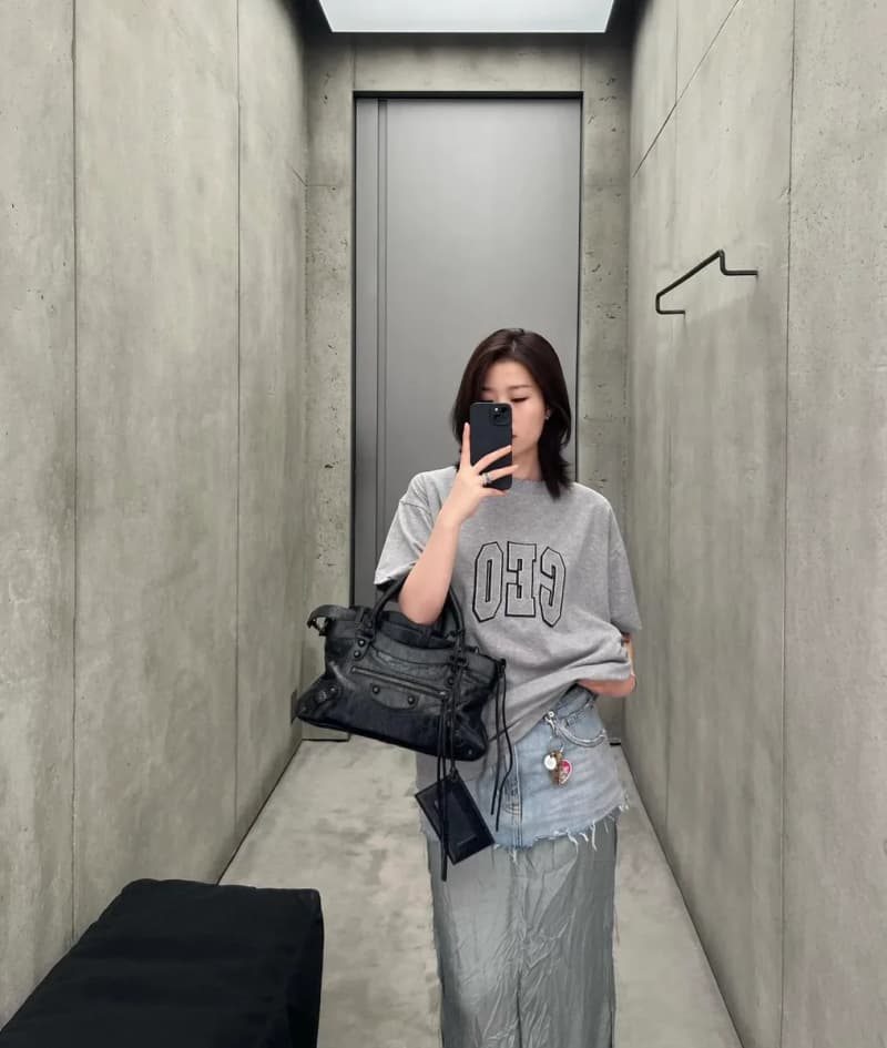 발렌시아가 CEO EMO 레터링 반팔 티셔츠 (컷오프 디테일) 상세 2
