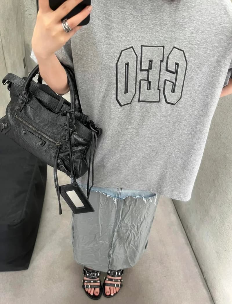 발렌시아가 CEO EMO 레터링 반팔 티셔츠 (컷오프 디테일) 상세 1