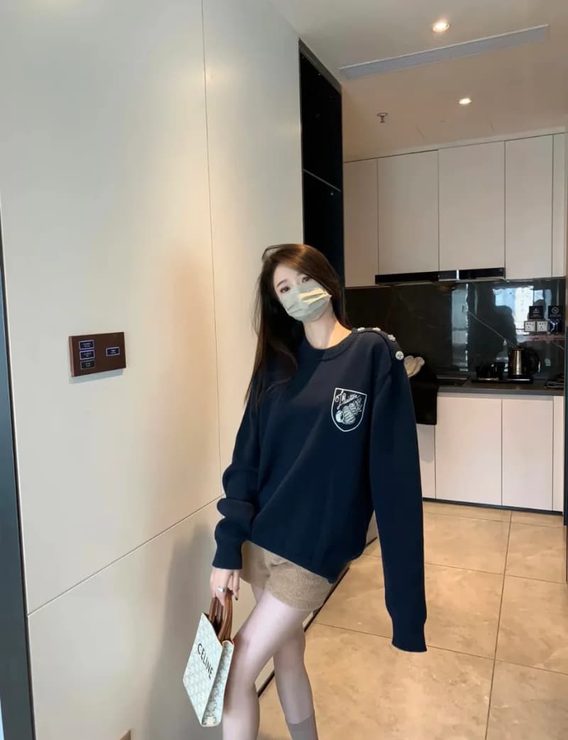 루이비통 콩크 자수 숄더 버튼 니트 스웨터 11