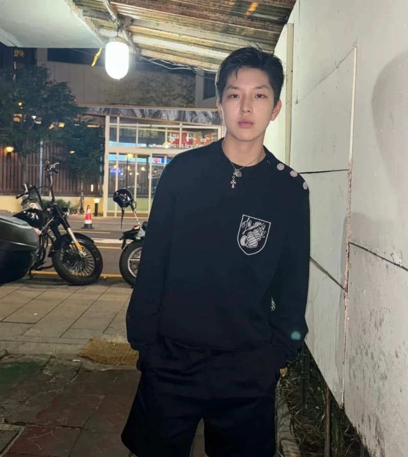 루이비통 콩크 자수 숄더 버튼 니트 스웨터 12