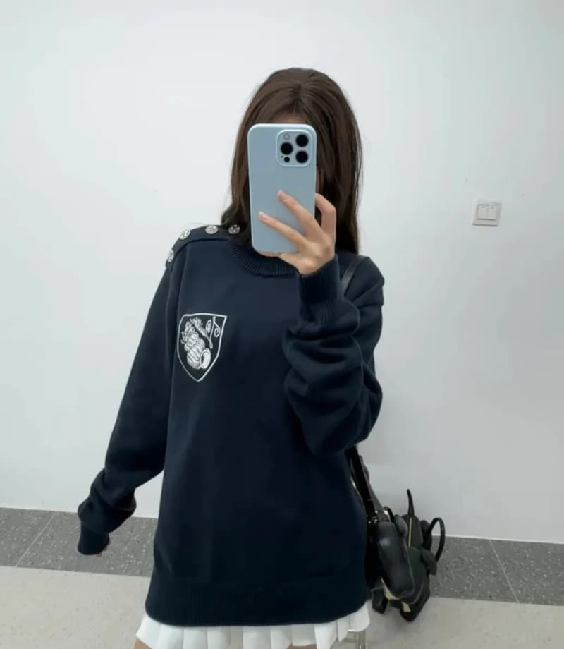 루이비통 콩크 자수 숄더 버튼 니트 스웨터 14