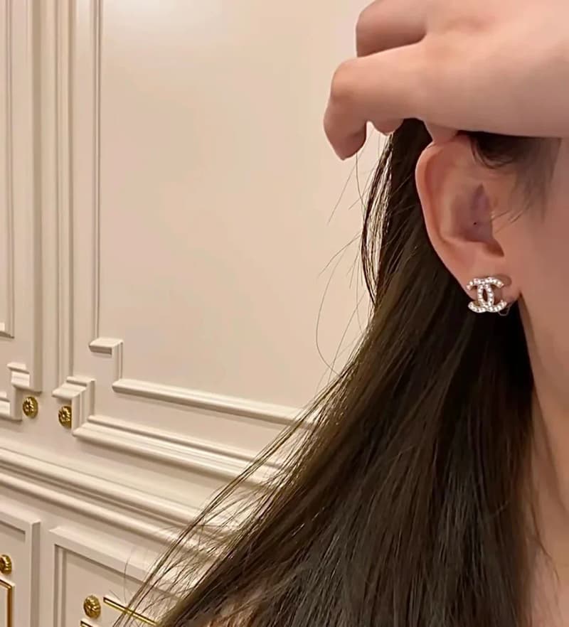 샤넬 코코 크러시 CC 다이아 스터드 귀걸이 (실버) 8