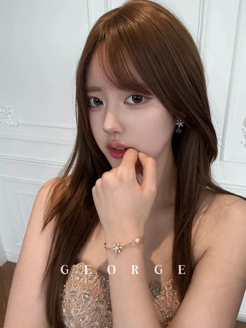 디올 비대칭 펜던트 꽃 장식 귀걸이 (골드) 10