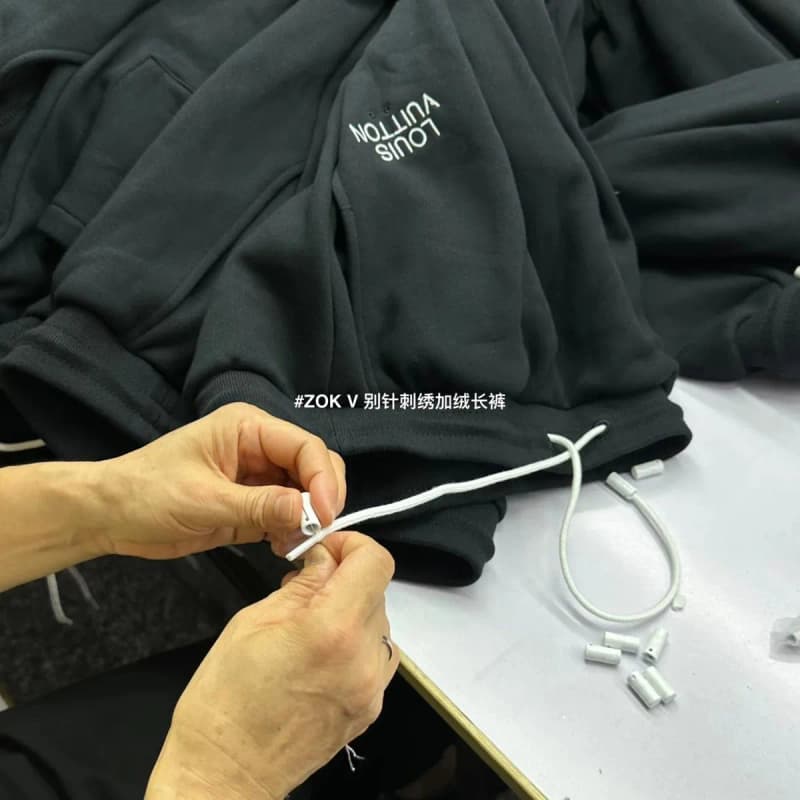 루이비통 핀 스타일 자수 기모 트레이닝 팬츠 10