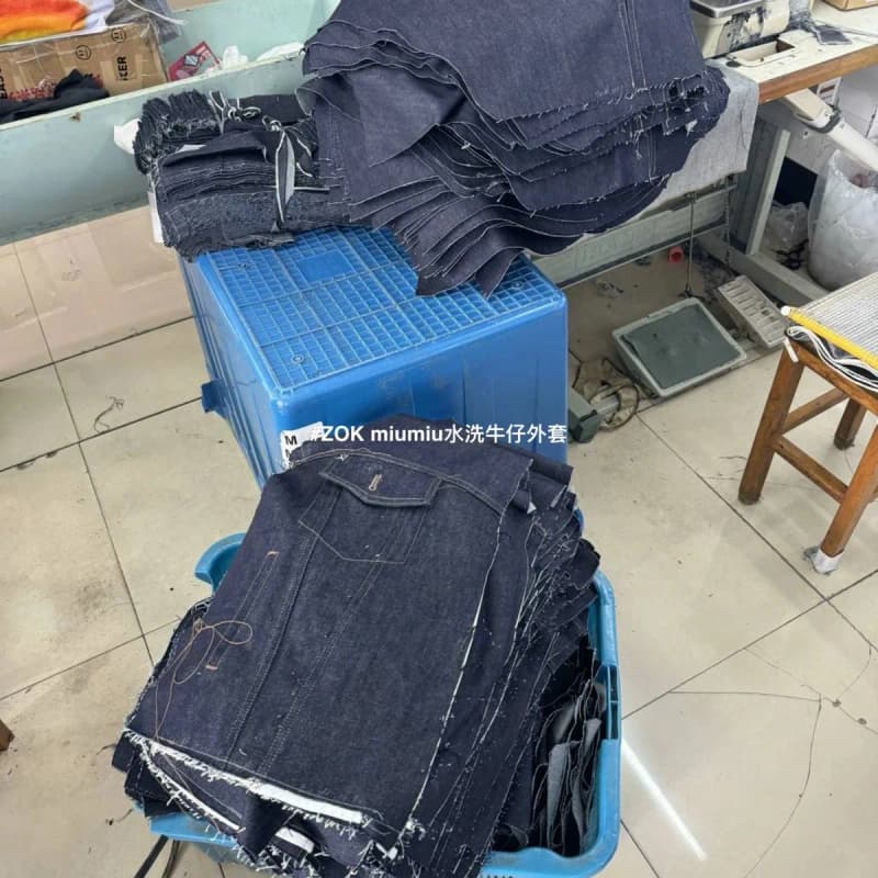 미우미우 로고 자수 워싱 데님 자켓 16