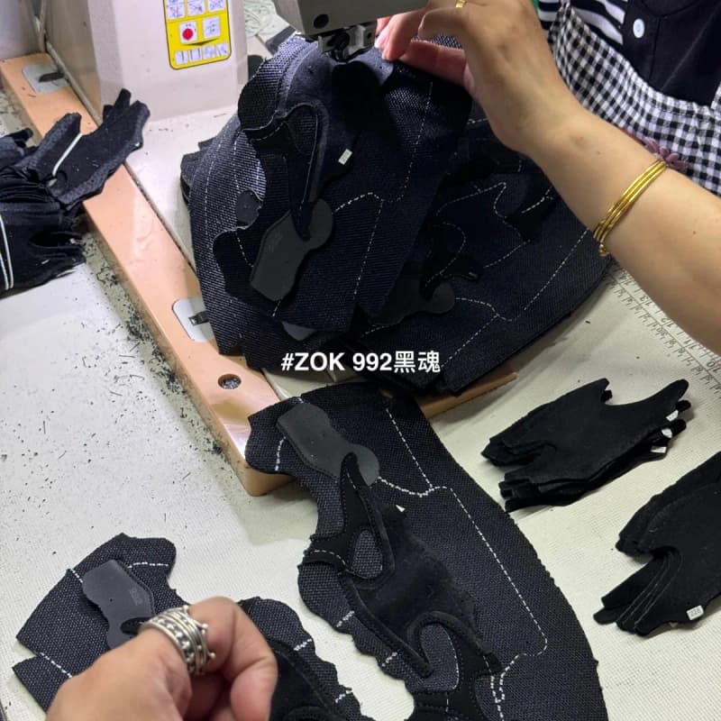 뉴발란스 992EA 다크소울 (블랙 워리어) 17