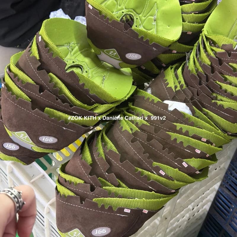 뉴발란스 KITH x 다니엘 카타리 991v2 (리버스 말차) 24