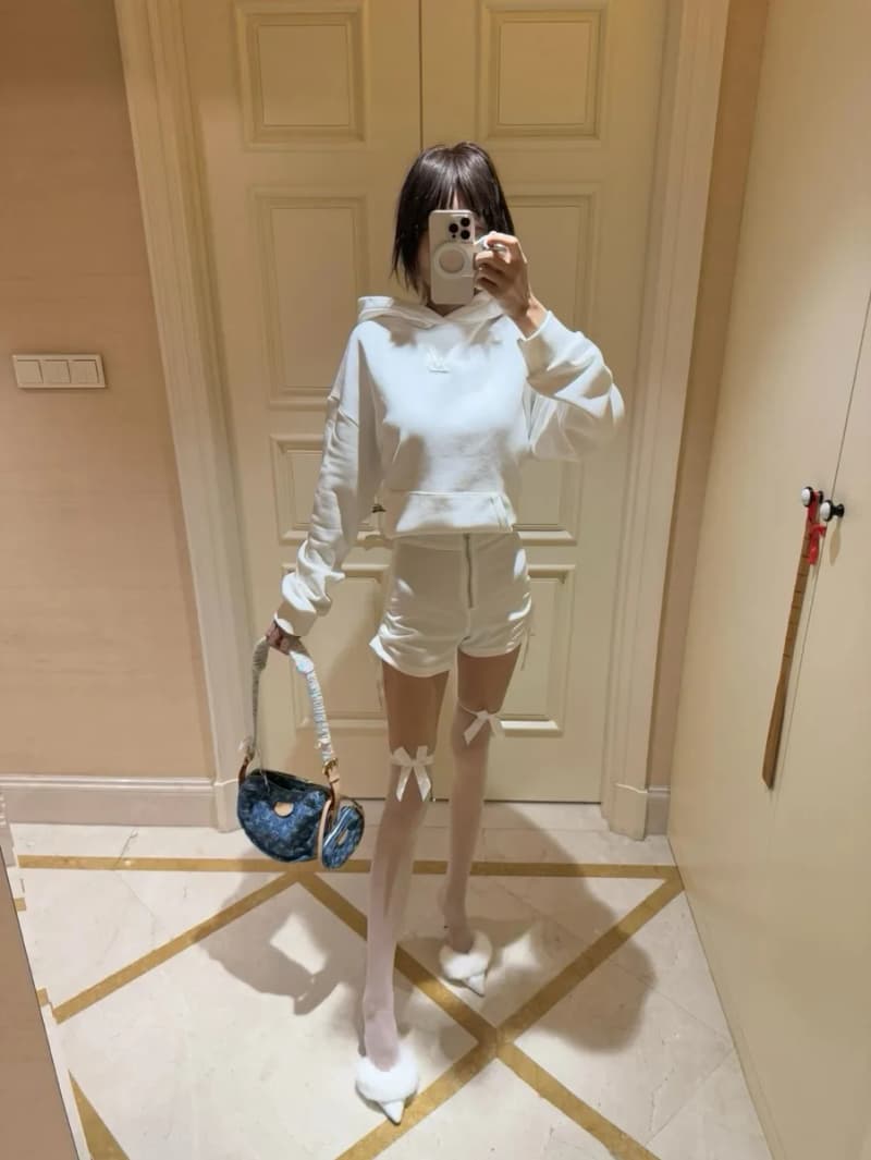 루이비통 브이 로고 엠보싱 후드 스웨트셔츠 16