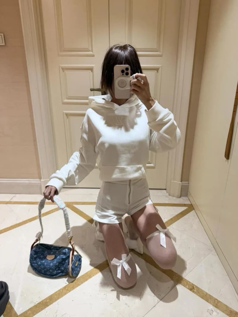루이비통 브이 로고 엠보싱 후드 스웨트셔츠 18