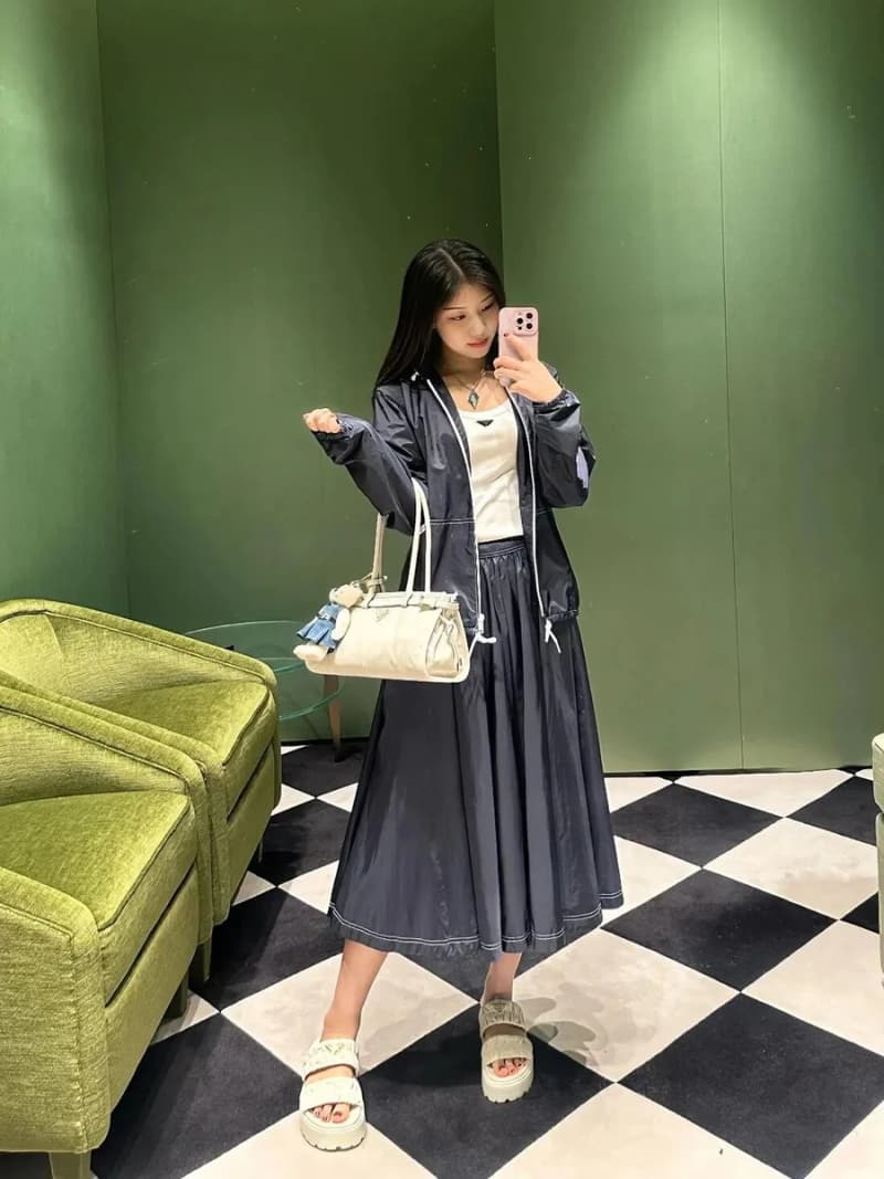 프라다 리사이클 나일론 후디 자켓 & A라인 롱스커트 셋업 (네이비) 8