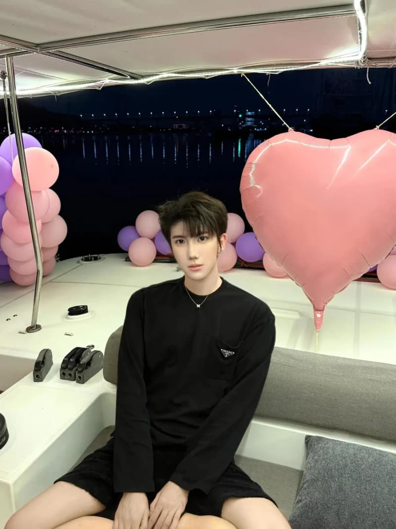 프라다 삼각 에나멜 로고 포켓 긴팔 티셔츠 9