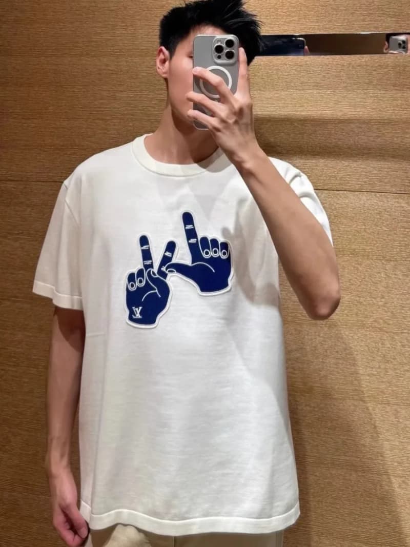 루이비통 손가락 로고 패치 티셔츠 14