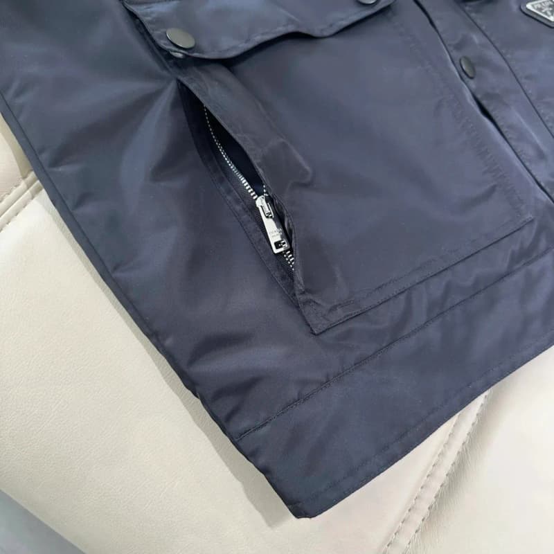 프라다 리사이클 나일론 트라이앵글 스냅 자켓 (재킷 코트) 23