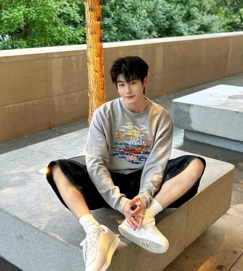 루이비통 니고 아티스트 콜라보 플라워 보트 자수 맨투맨 6