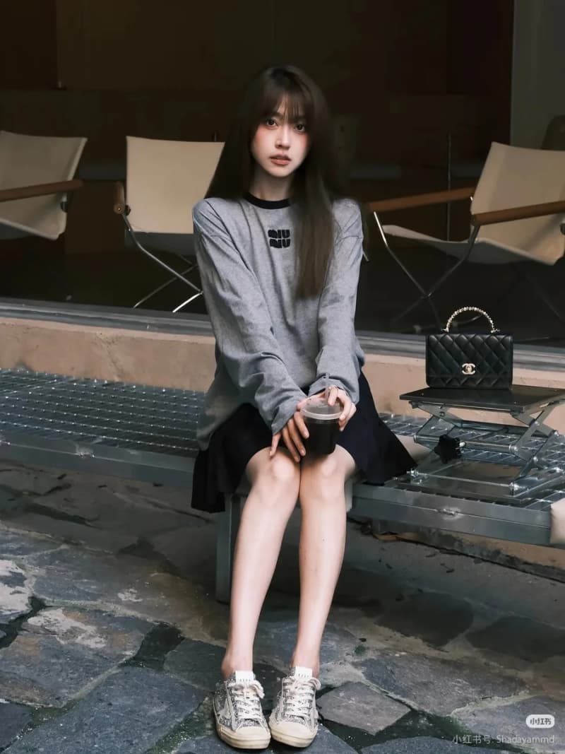 미우미우 로고 자수 배색 카라 긴팔 티셔츠 7