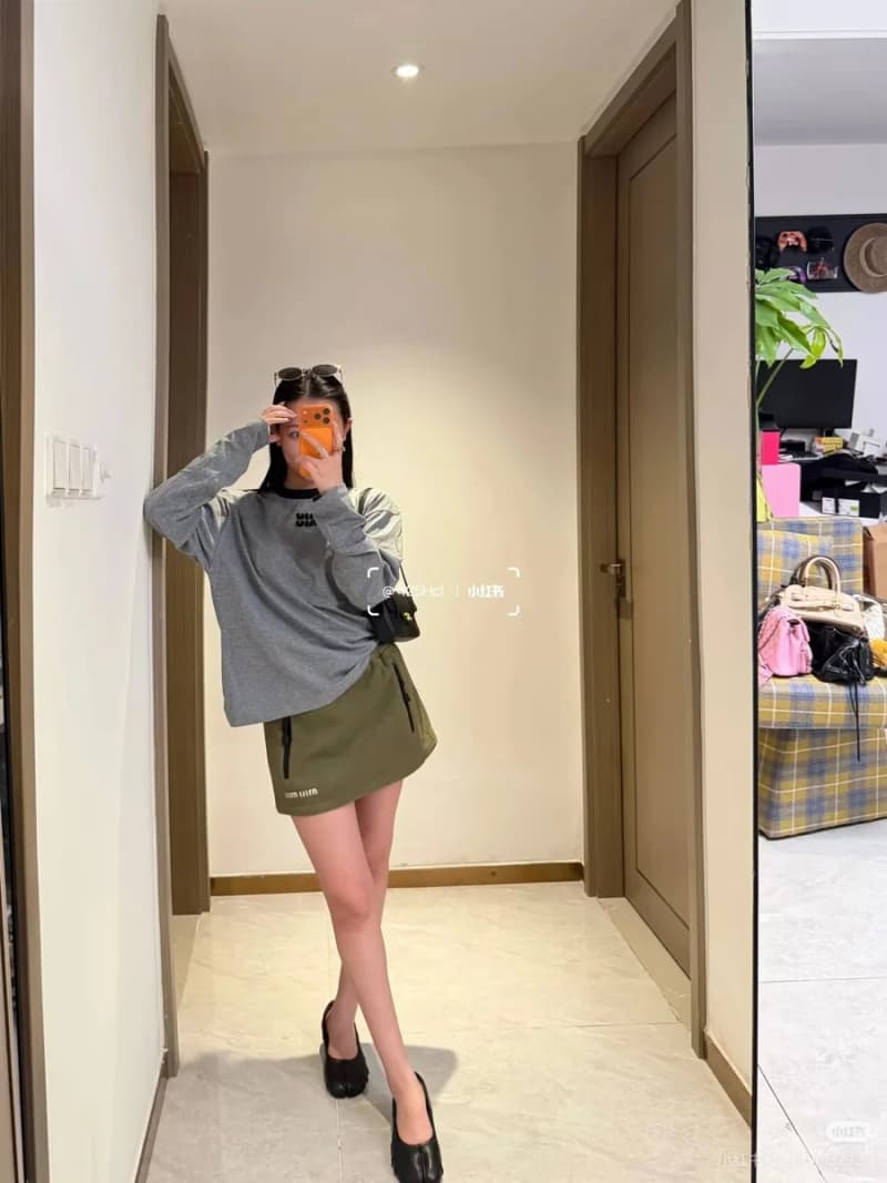 미우미우 로고 자수 배색 카라 긴팔 티셔츠 16