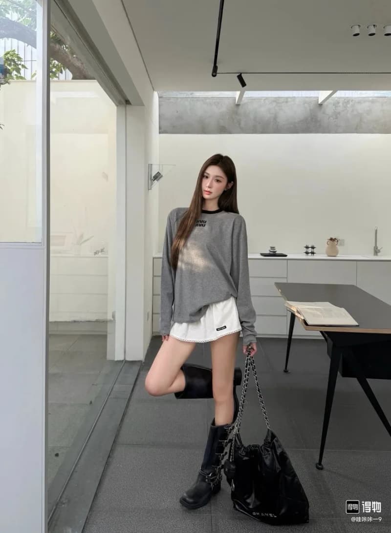 미우미우 로고 자수 배색 카라 긴팔 티셔츠 19