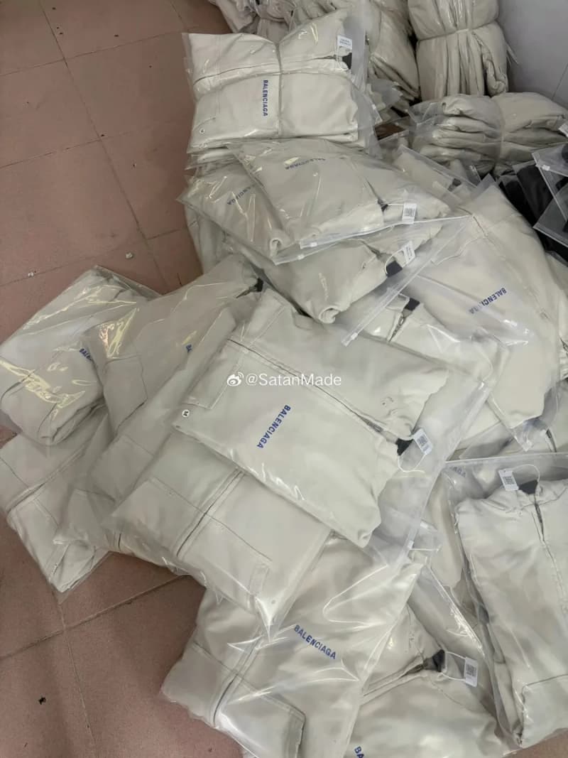 발렌시아가 블루 레터 클래식 워시드 디스트로이드 집업 후드 (스탠다드핏) 18