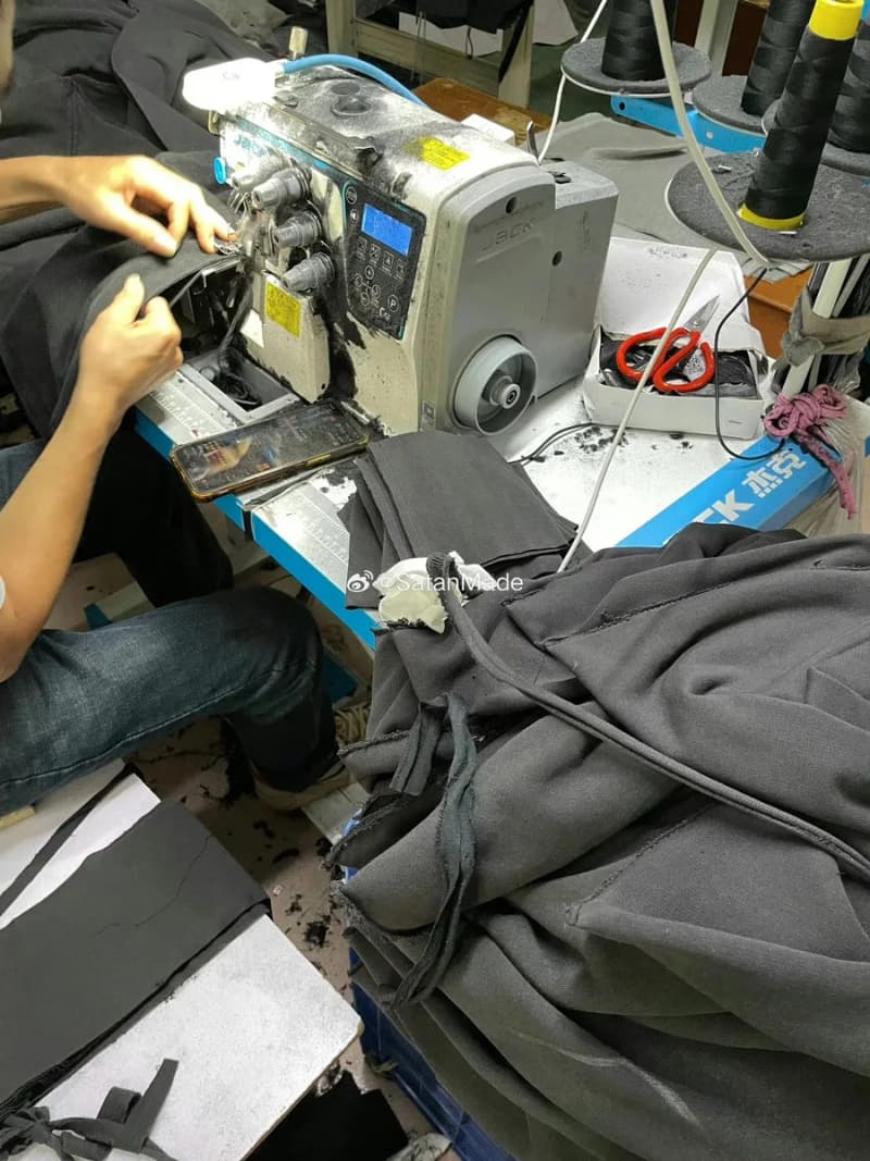 발렌시아가 24FW 런웨이 이베이 콜라보 와이드 배기 스웨트팬츠 17