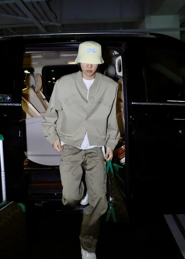 루이비통 베이스볼 자켓 (카키 옐로우, 입체자수) 19