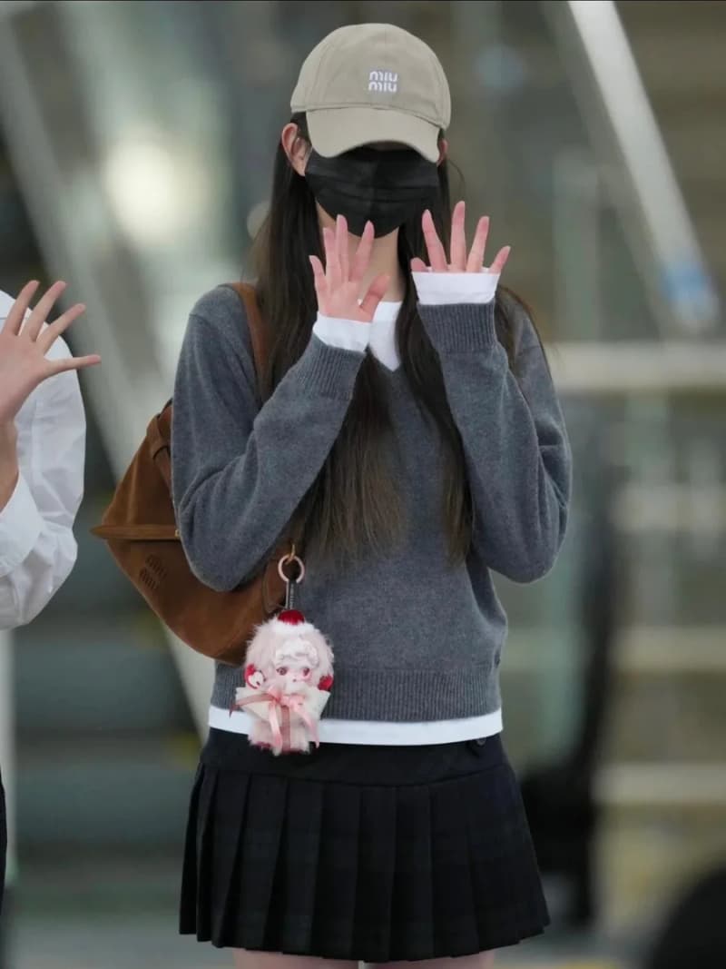 미우미우 스타일 그레이 배색 브이넥 니트 페이크레이어 스웨터 15