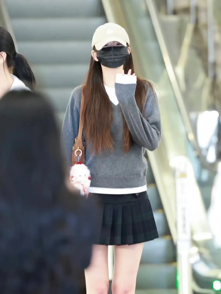 미우미우 스타일 그레이 배색 브이넥 니트 페이크레이어 스웨터 17
