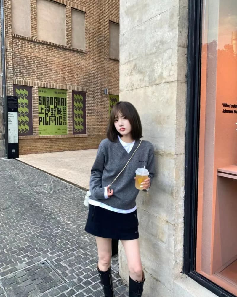 미우미우 스타일 그레이 배색 브이넥 니트 페이크레이어 스웨터 21