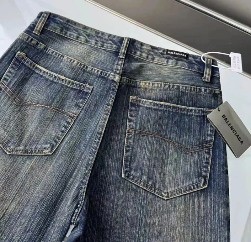 발렌시아가 워시드 부츠컷 데님 팬츠 4
