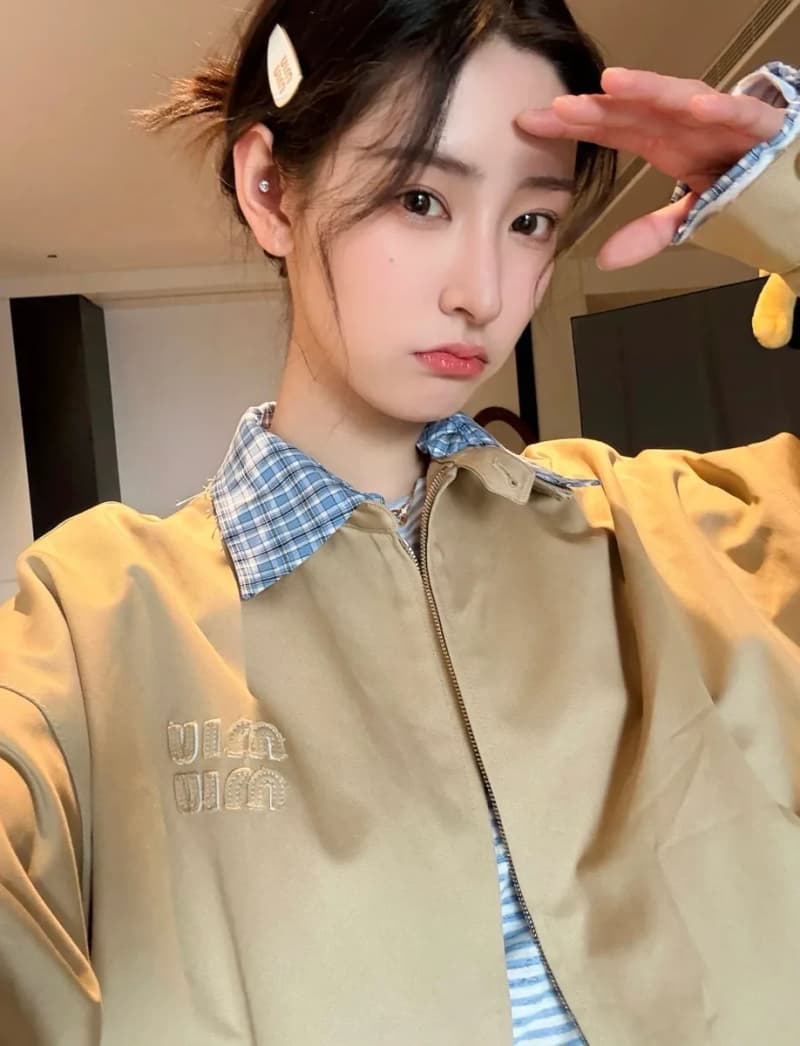 미우미우 스타일 레터 패치 자수 체크카라 집업 자켓 (카키) 17