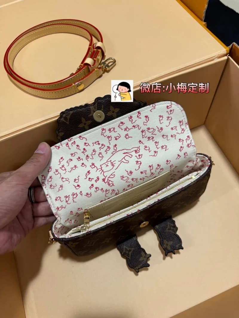 루이비통 월렛 온 체인 아이비 (모노그램 캔버스, 고양이 일러스트) 5