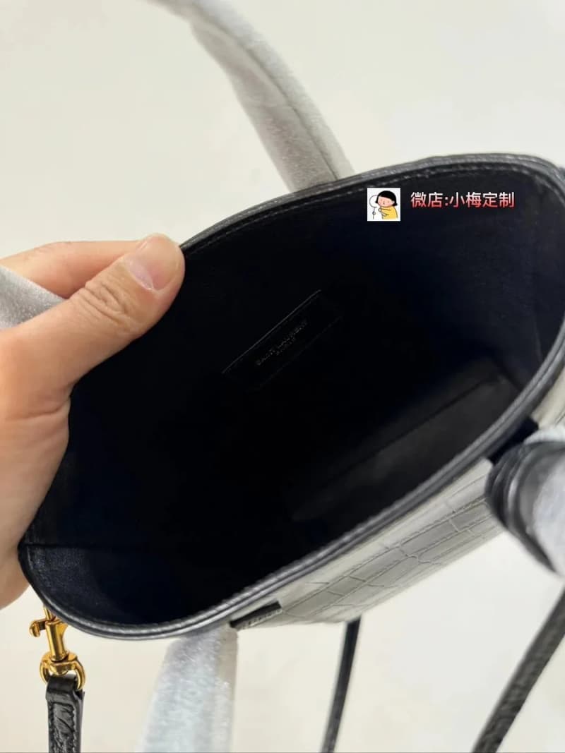생로랑 미니 토토 버킷백 (크로커다일 패턴 카프스킨) 6