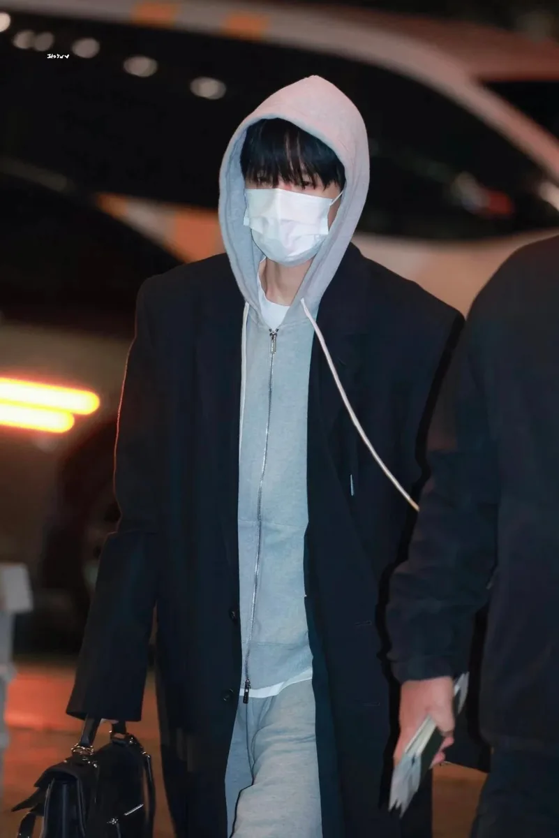 미우미우 미니멀 코튼 집업 후디 8