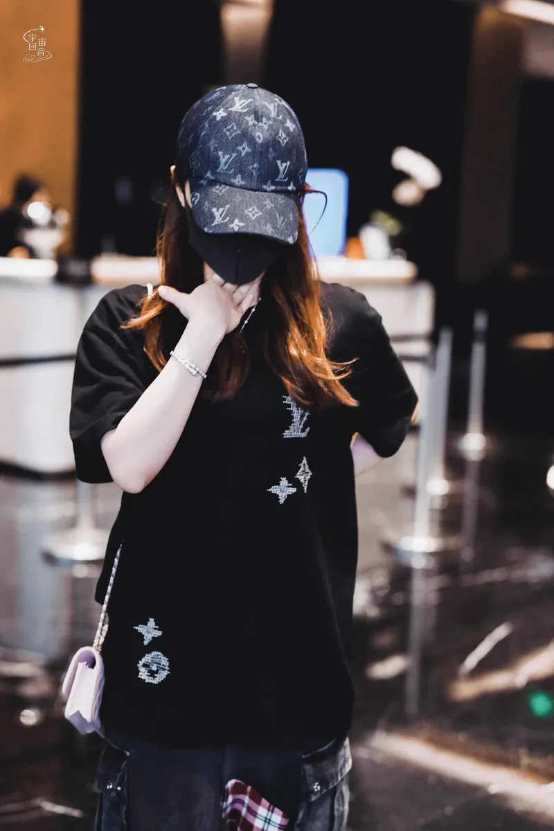 루이비통 FW26 얼리 어텀 로고 자수 크루넥 티셔츠 8