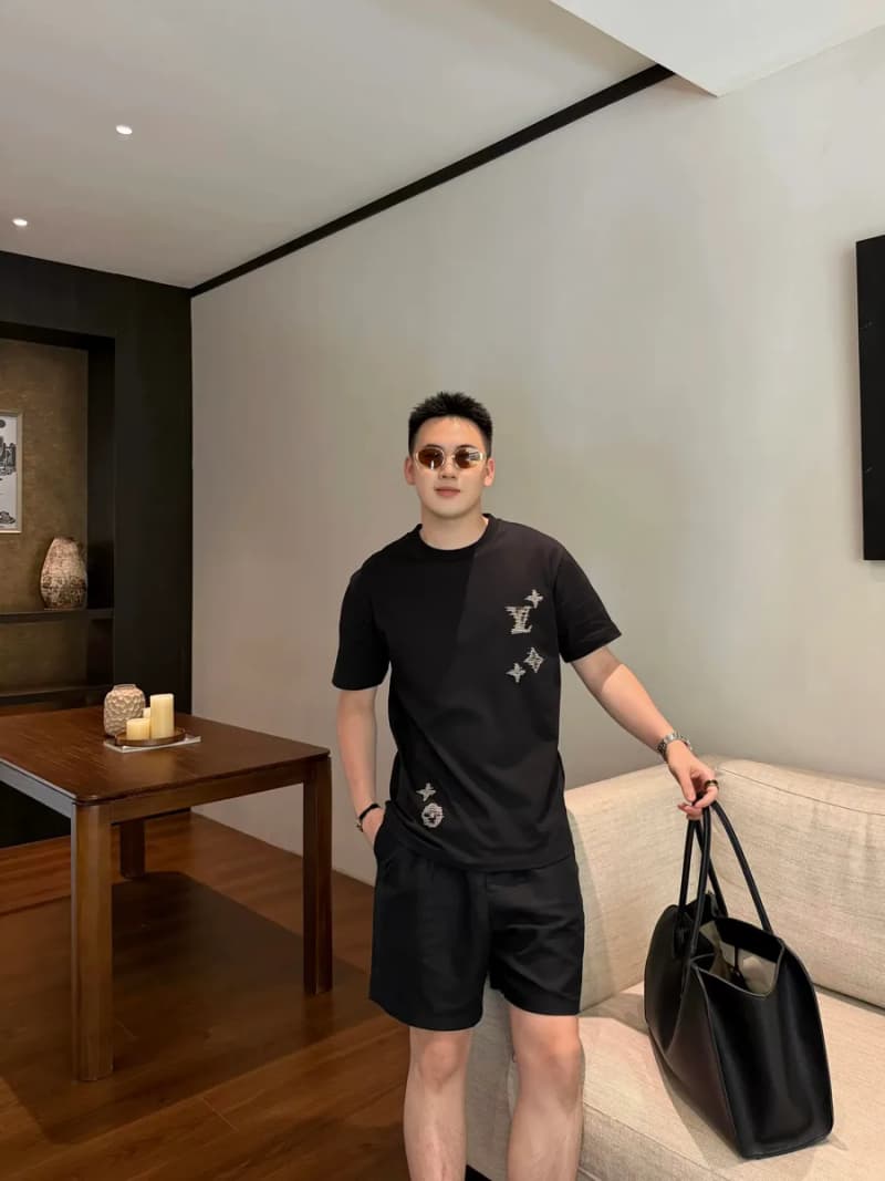 루이비통 FW26 얼리 어텀 로고 자수 크루넥 티셔츠 5