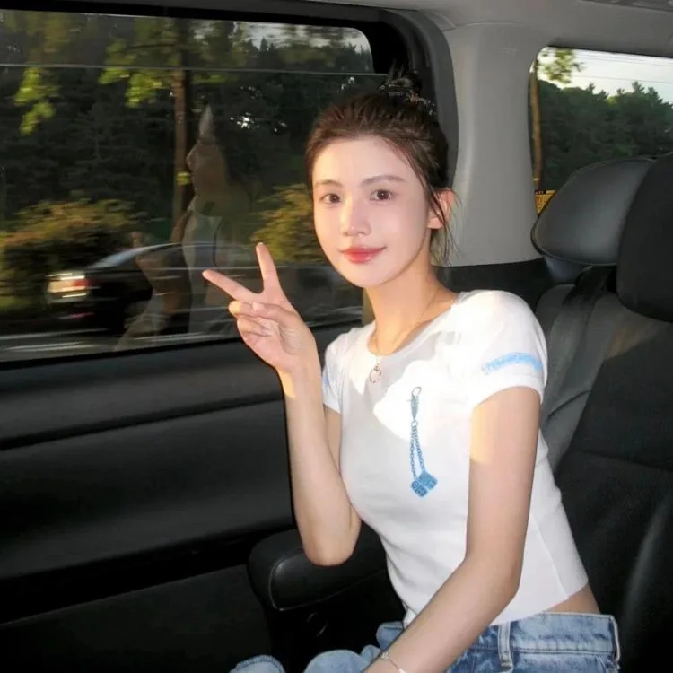 화이트 블루 다이스 자수 반팔 티셔츠 3