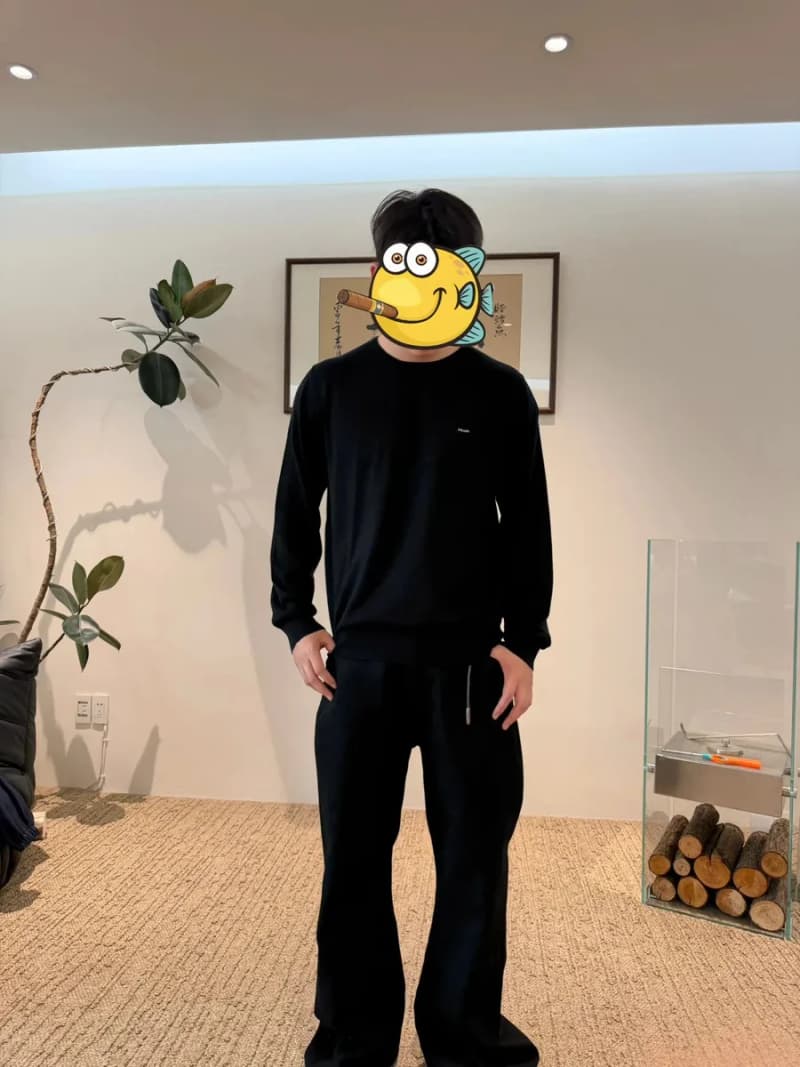 프라다 블랙 스몰 자수 스웨터 상세 1