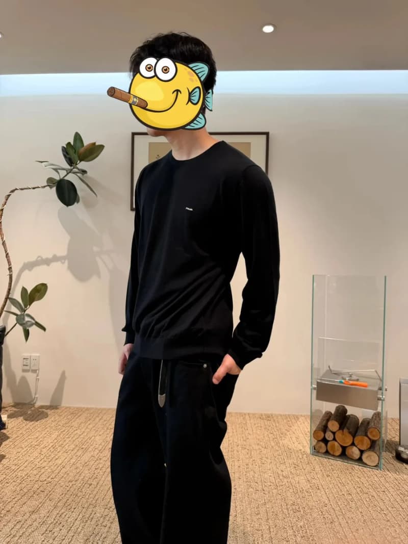 프라다 블랙 스몰 자수 스웨터 4