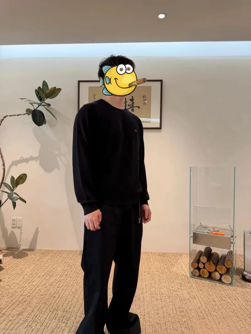프라다 블랙 스몰 자수 스웨터 5