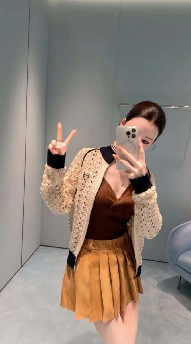 미우미우 카라멜 스웨이드 플리츠 미니스커트/mm스튜디오 4