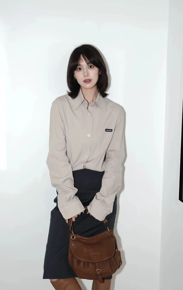 미우미우 로고 패치 포인트 셔츠 (라이트 베이지)/mm스튜디오 상세 1